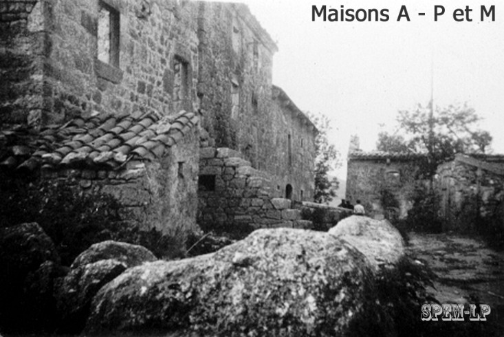 Vue des habitations brulées à Paulhac en Margeride